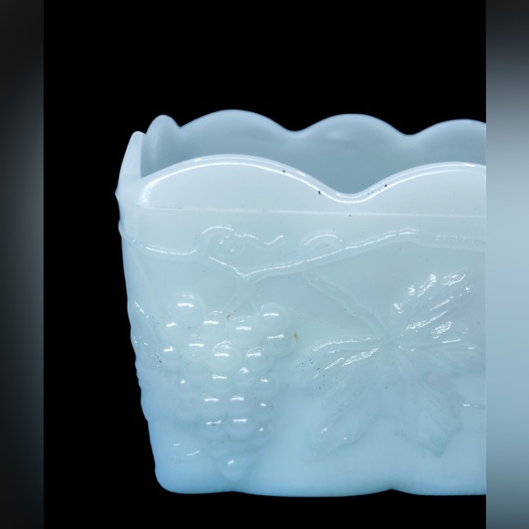 Vintage 1960s Anchor Hocking Fire King Milk Glass Grape & Leaf Patterned Planter - Picture 6 of 9